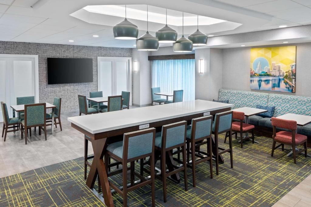 Hampton Inn Coventry-Warwick Area photo
