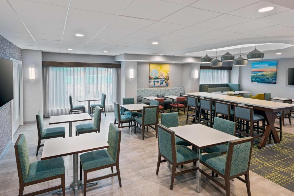 Hampton Inn Coventry-Warwick Area photo