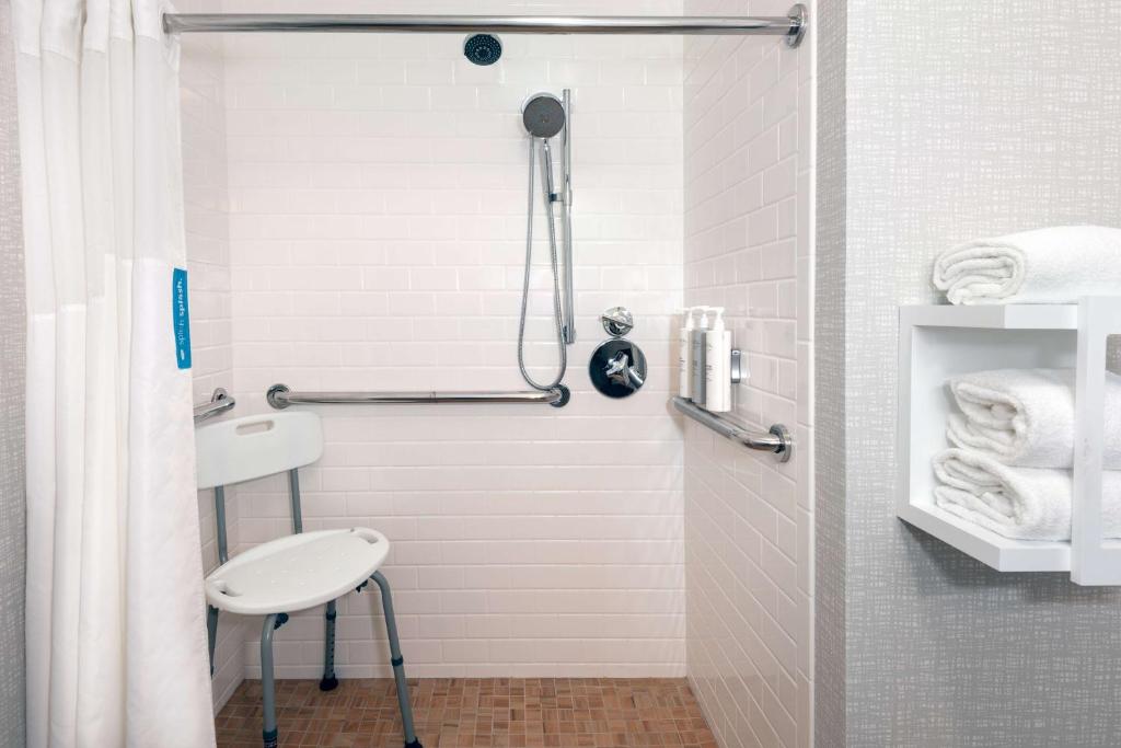 Hampton Inn Coventry-Warwick Area photo