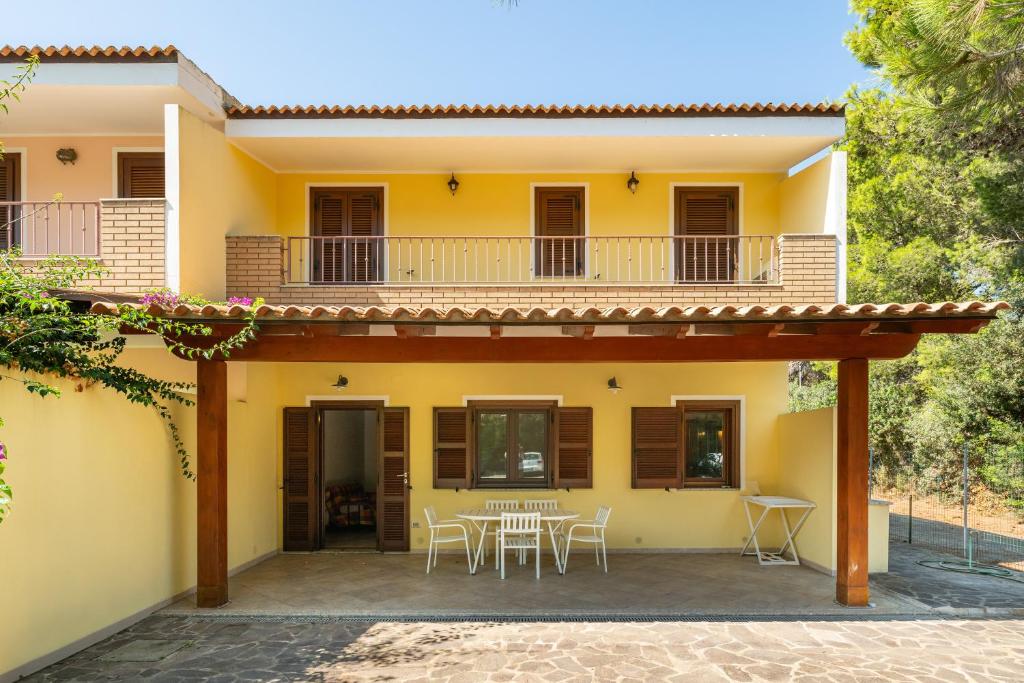 ポルト・ピノにあるCasa Martiniの黄色の家