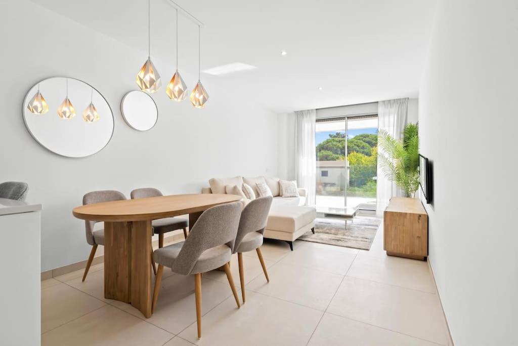 Luxury 2 bedroom apartment walk to beach RDR423