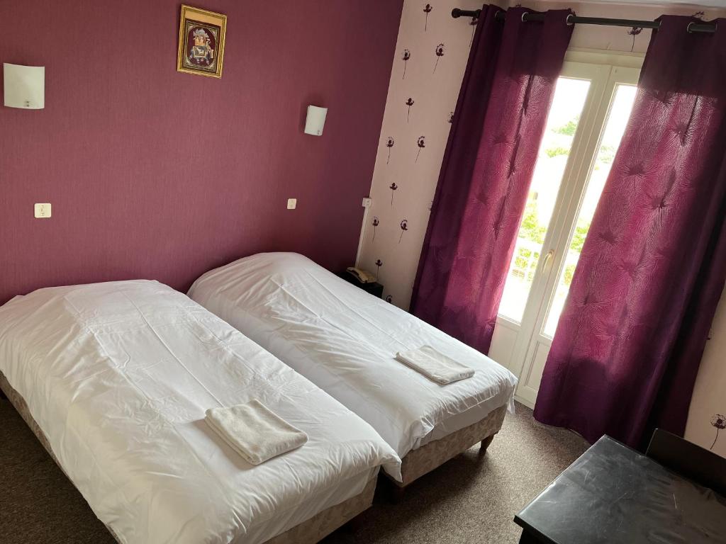 Postel nebo postele na pokoji v ubytování Hôtel Le Lyon Vert Commentry