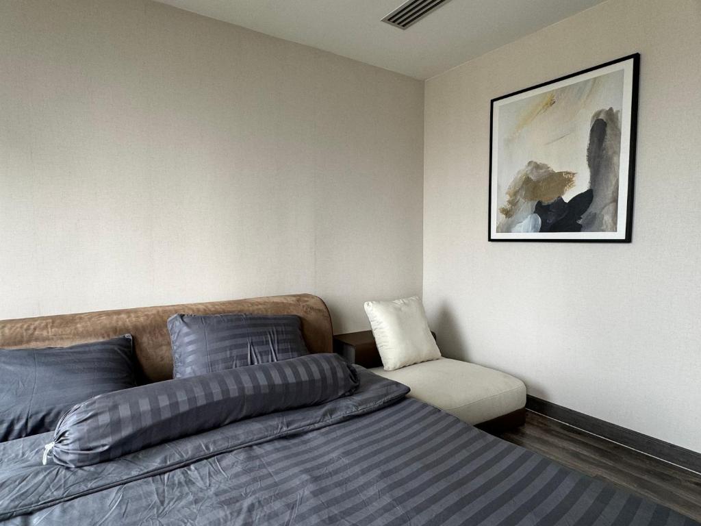 Postel nebo postele na pokoji v ubytování W8 CONDO, TOP Floor LUXE 3 Bedroom Penthouse, Hip central Bangkok area, 5 mins from Thonglo BTS station