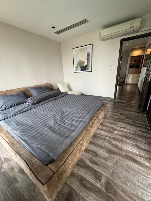 Postel nebo postele na pokoji v ubytování W8 CONDO, TOP Floor LUXE 3 Bedroom Penthouse, Hip central Bangkok area, 5 mins from Thonglo BTS station