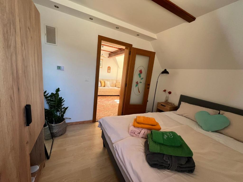 Un dormitorio con una cama con toallas. en Vineyard cottage Skriti raj, en Leskovec pri Krškem