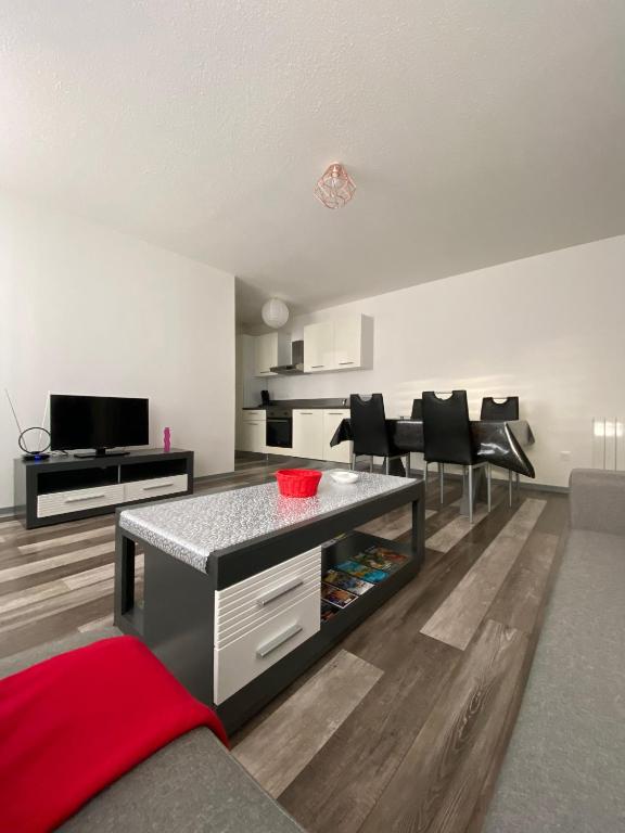 un salon avec un canapé et une table dans l'établissement Alsace séjours, à Pulversheim