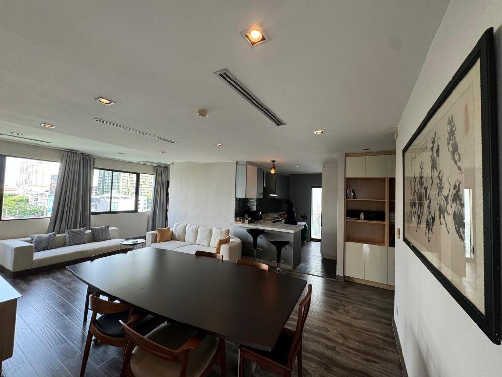 Kuchyň nebo kuchyňský kout v ubytování W8 CONDO, TOP Floor LUXE 3 Bedroom Penthouse, Hip central Bangkok area, 5 mins from Thonglo BTS station