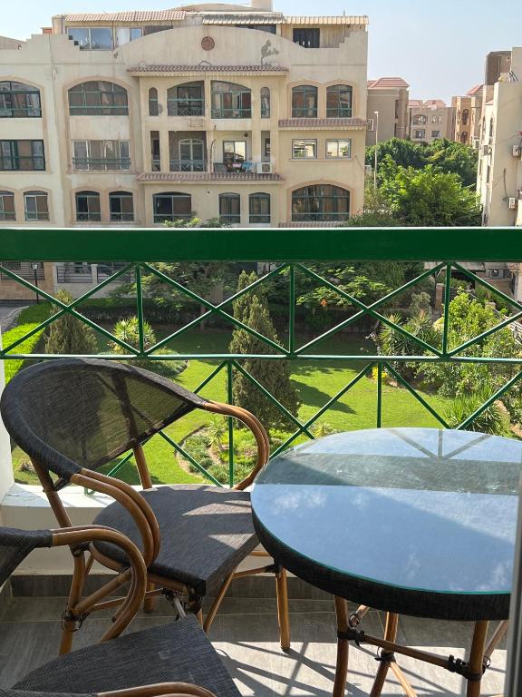 Balkón nebo terasa v ubytování Sunny Elegant 3BR Apartment Near AUC New Cairo