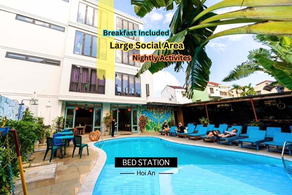 Bazén v ubytování Bed Station Hostel & Pool Bar Hội An " Former Sunflower" nebo v jeho okolí