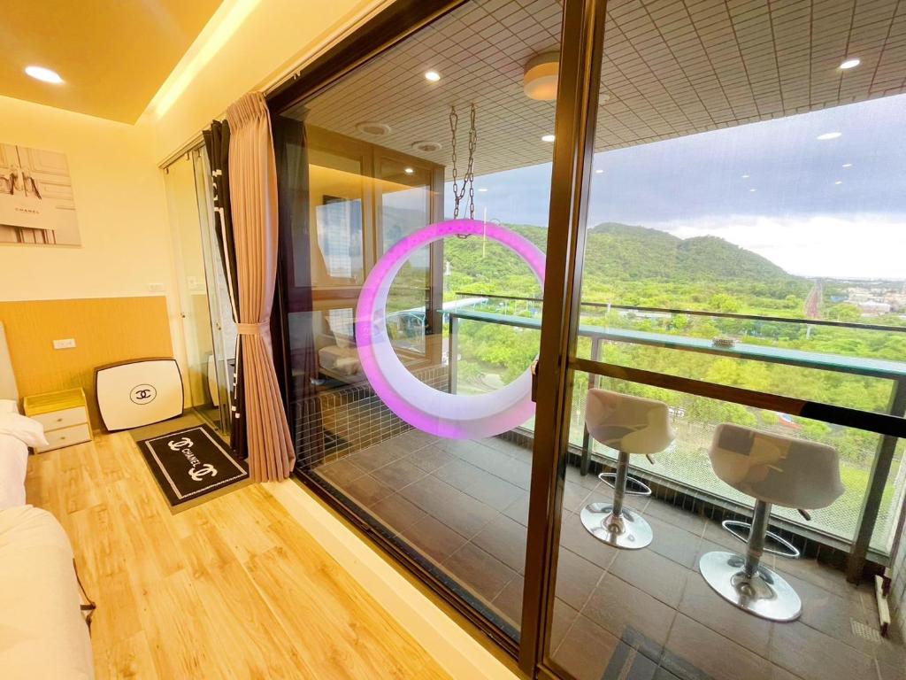 a room with a large window with a round mirror at 光嶼海溫泉海景無邊際泳池豪華套房 in Hsin-hsing
