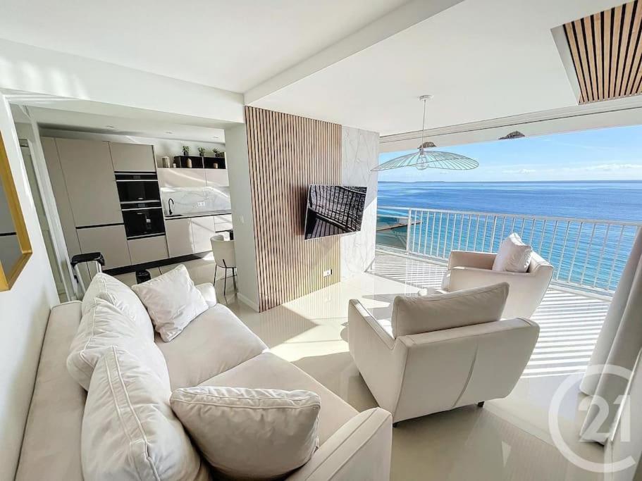 - un salon avec un canapé blanc et deux chaises dans l'établissement Vue mer exceptionnelle - Appartement Deluxe, à Cannes