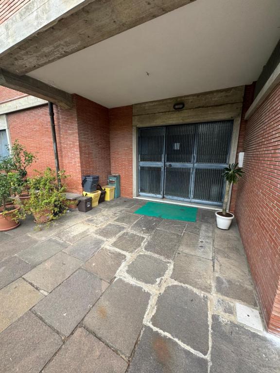 un patio con porta e un edificio in mattoni di Casa Vacanze Stella Maris Vasto Marina centro a Vasto