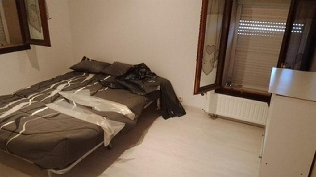 a bedroom with a bed in the corner of a room at Maison sur 3 étages avec patio, terrasse avec barbecue, 1 chambre de disponible au 1er étage in Fresnes