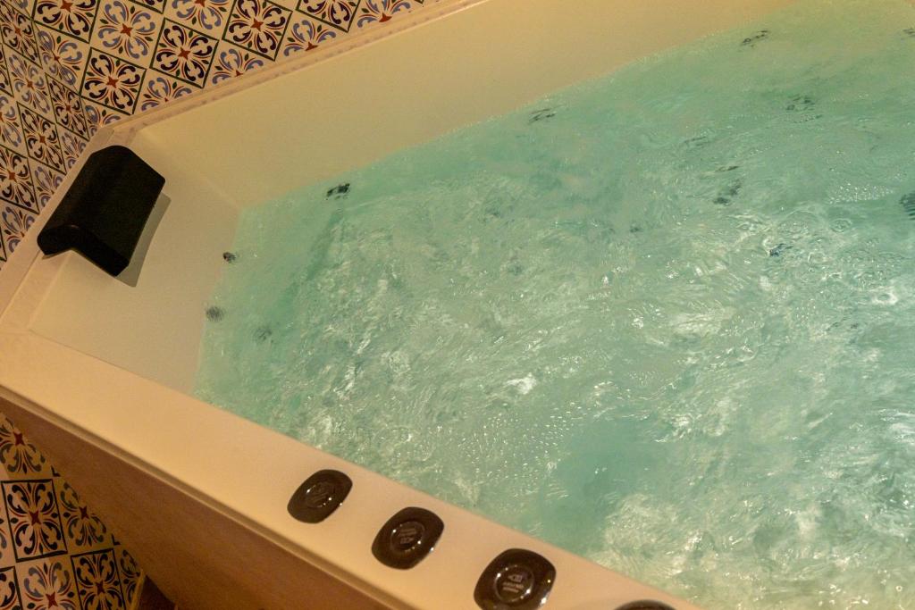 CL2 Sevilla en pareja Jacuzzi y Parking - imagen 2