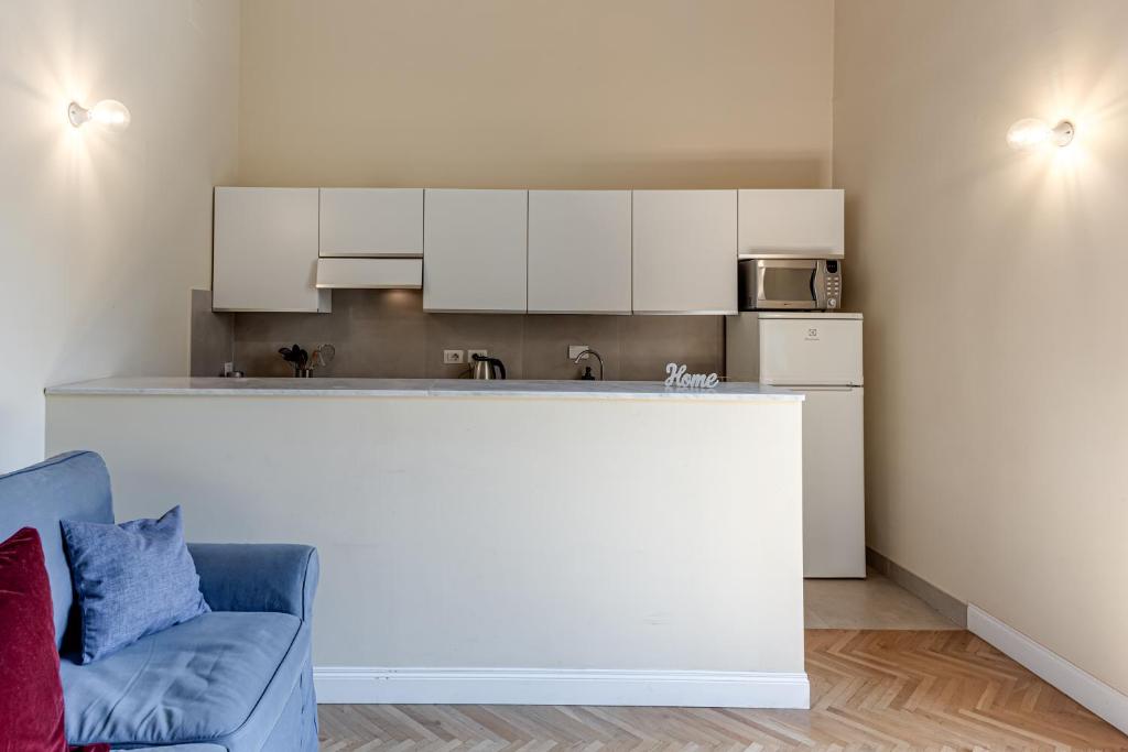 A kitchen or kitchenette at Flora - Sweet Dreams in Florence