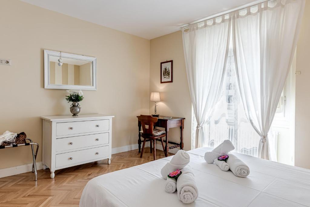 A bed or beds in a room at Flora - Sweet Dreams in Florence