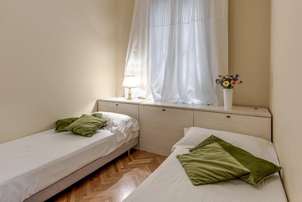 A bed or beds in a room at Flora - Sweet Dreams in Florence