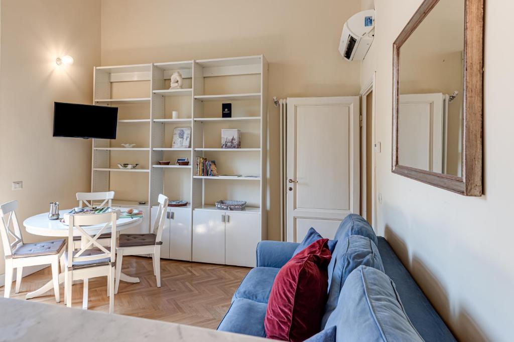 A television and/or entertainment centre at Flora - Sweet Dreams in Florence