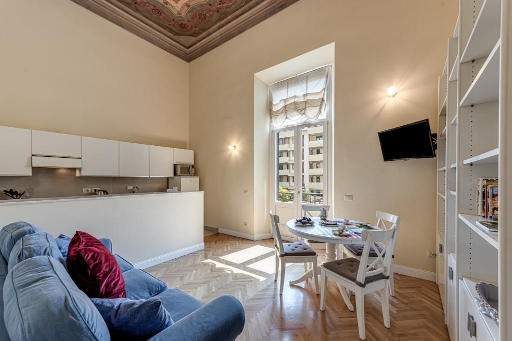 A kitchen or kitchenette at Flora - Sweet Dreams in Florence