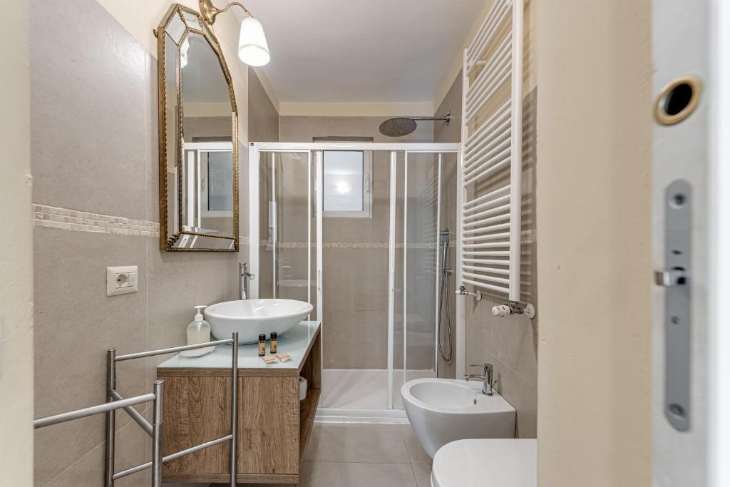 A bathroom at Flora - Sweet Dreams in Florence