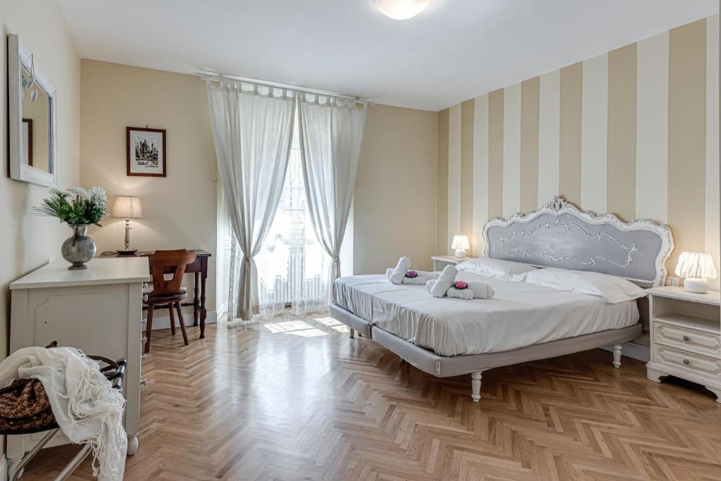A bed or beds in a room at Flora - Sweet Dreams in Florence