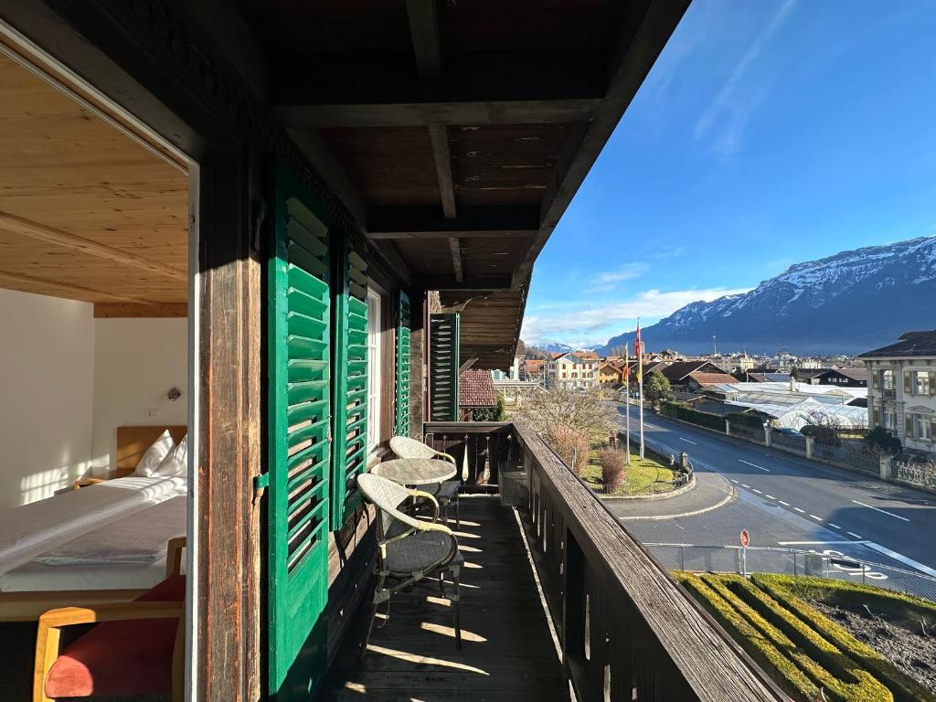 Vista generica sulle montagne o vista sulle montagne dall'interno dell'hotel
