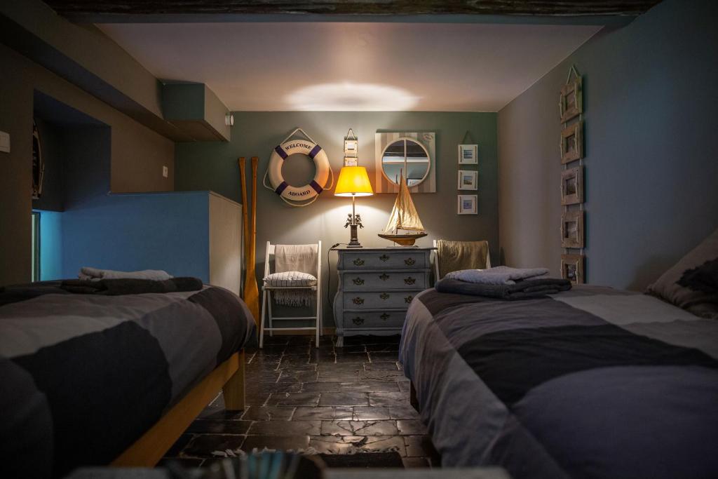 Voodi või voodid majutusasutuse Riverside Cottage Dinant toas
