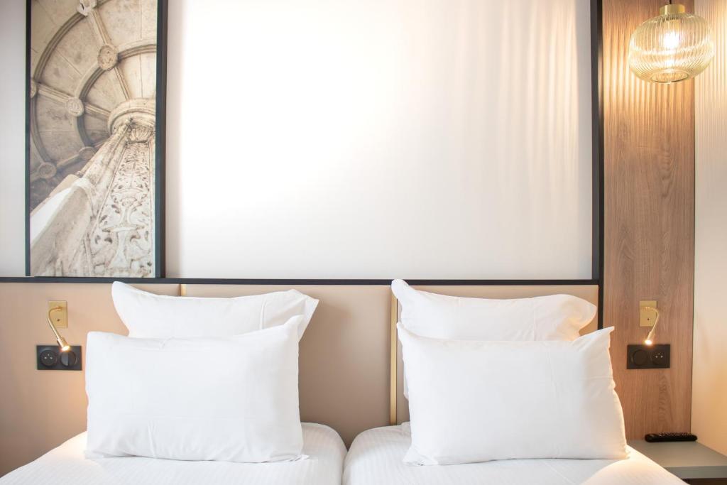 Postel nebo postele na pokoji v ubytování Brit Hotel Blois - Le Préma