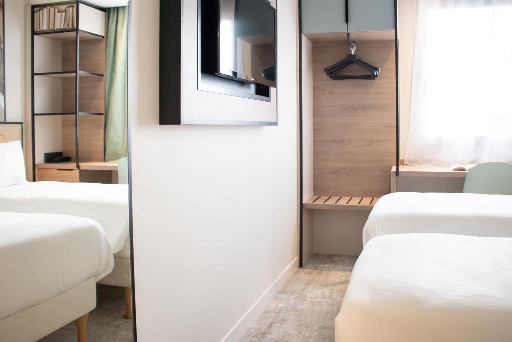Postel nebo postele na pokoji v ubytování Brit Hotel Blois - Le Préma
