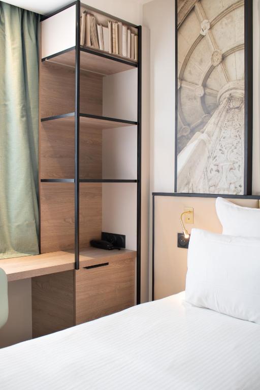 Postel nebo postele na pokoji v ubytování Brit Hotel Blois - Le Préma