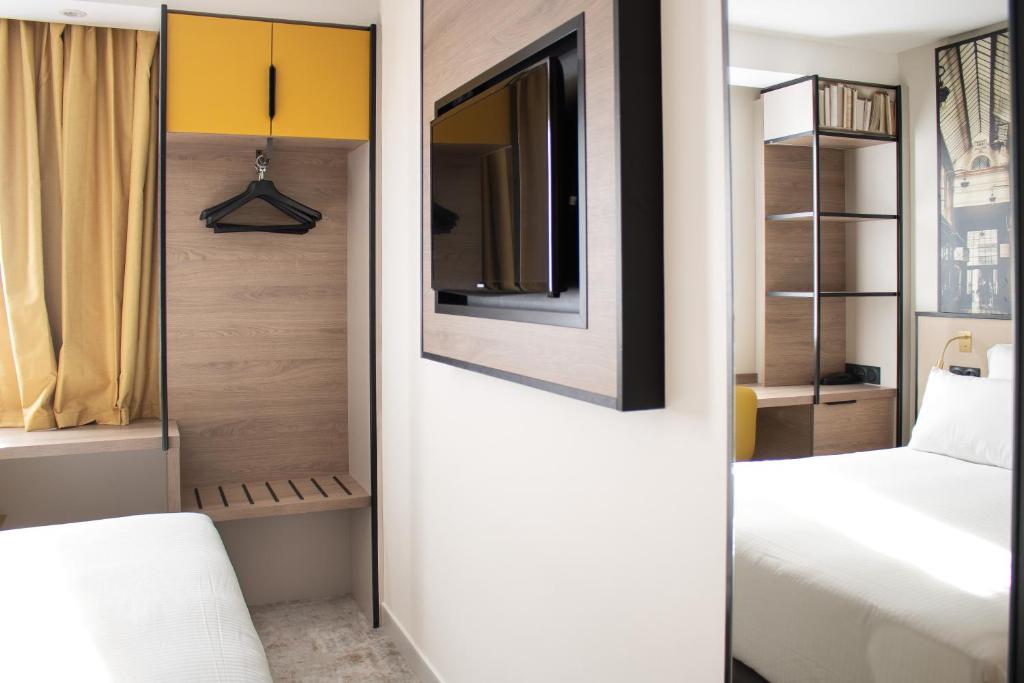 Postel nebo postele na pokoji v ubytování Brit Hotel Blois - Le Préma
