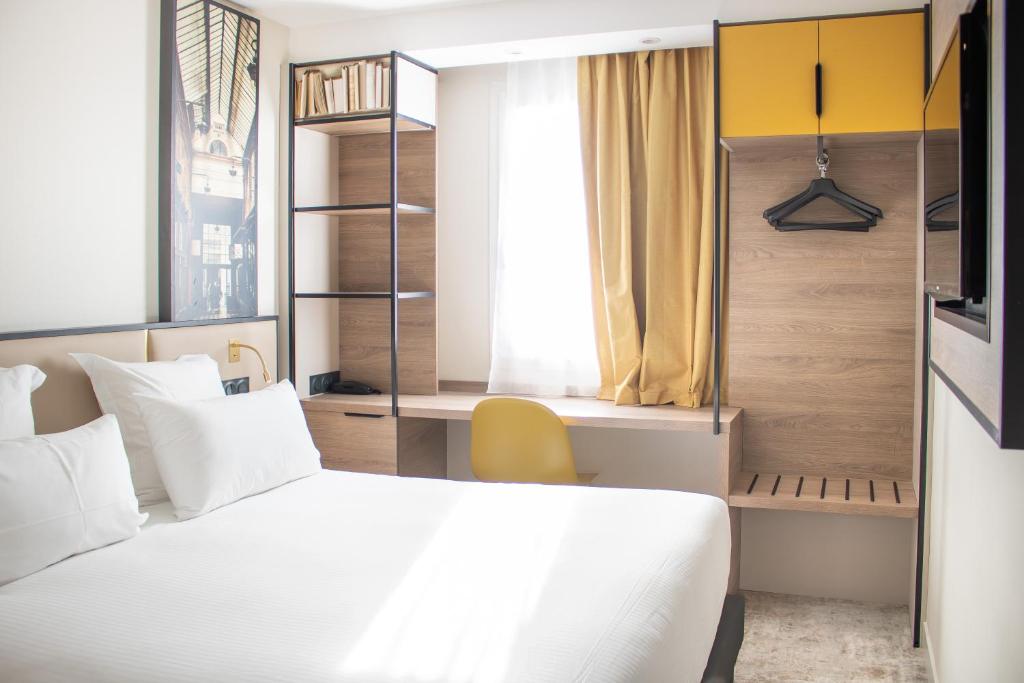 Postel nebo postele na pokoji v ubytování Brit Hotel Blois - Le Préma
