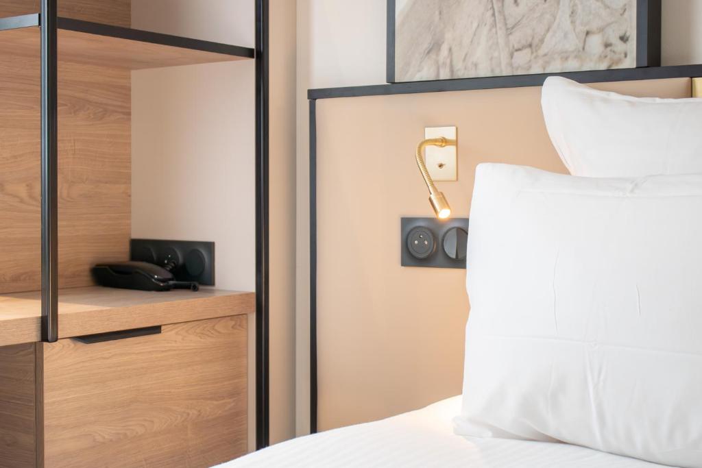 Postel nebo postele na pokoji v ubytování Brit Hotel Blois - Le Préma