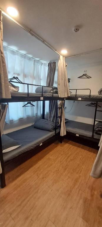 Postel nebo postele na pokoji v ubytování 阿霞袂睏MAMAzzzzHostel