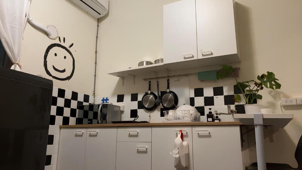 Kuchyň nebo kuchyňský kout v ubytování 阿霞袂睏MAMAzzzzHostel