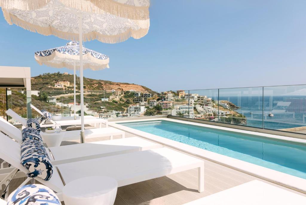 Бассейн в Golden Luxury Suites или поблизости