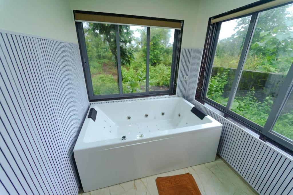 Teak Resort Karjat - Deluxe King Room