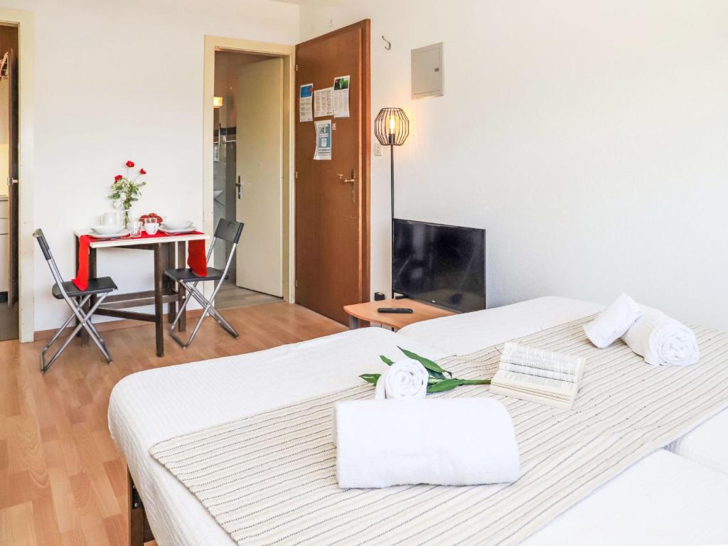 Postel nebo postele na pokoji v ubytování Apartment Rosablanche C25 by Interhome