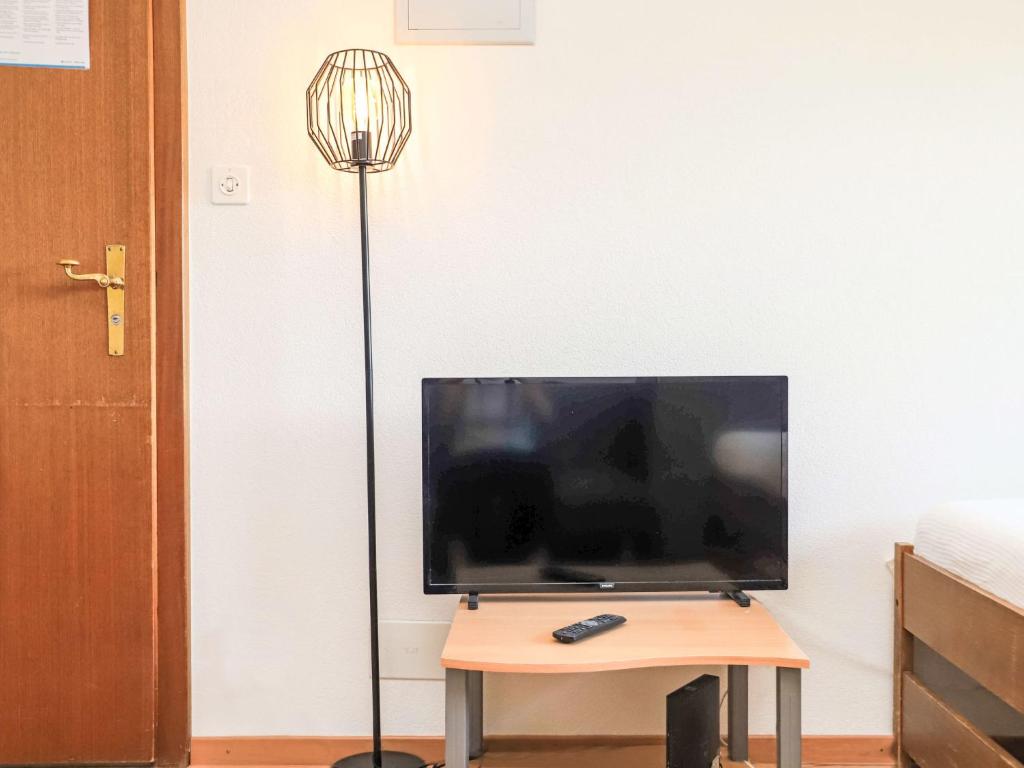 TV a/nebo společenská místnost v ubytování Apartment Rosablanche C25 by Interhome