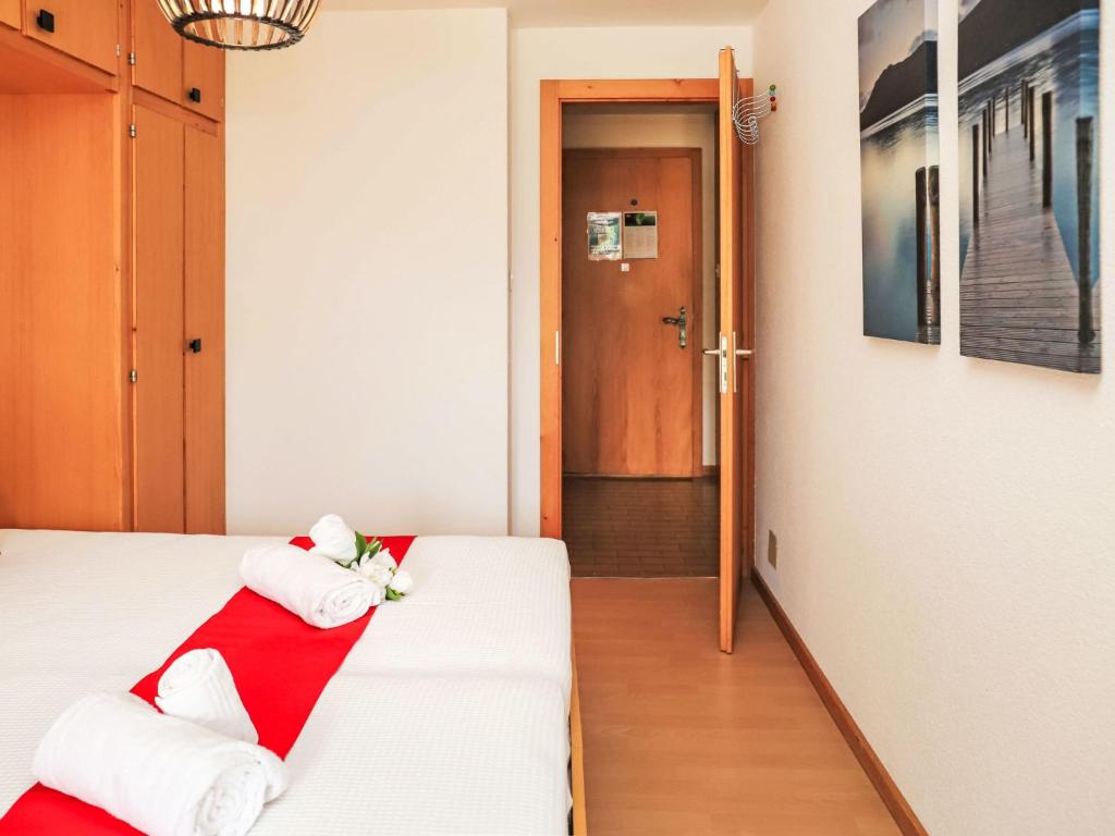 Postel nebo postele na pokoji v ubytování Apartment Dents Rousses I2 by Interhome