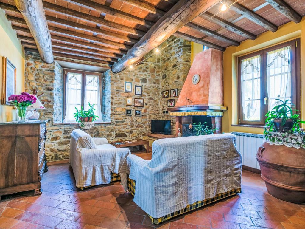 - un salon doté de meubles et d'un mur en pierre dans l'établissement Villa Luana by Interhome, à Ruota