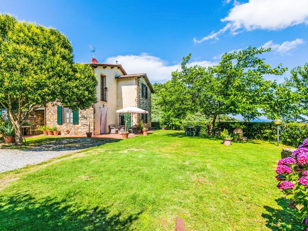 une vue extérieure d'une maison avec cour dans l'établissement Villa Luana by Interhome, à Ruota