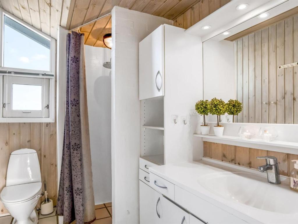 Koupelna v ubytování Holiday Home Anne - 100m from the sea by Interhome