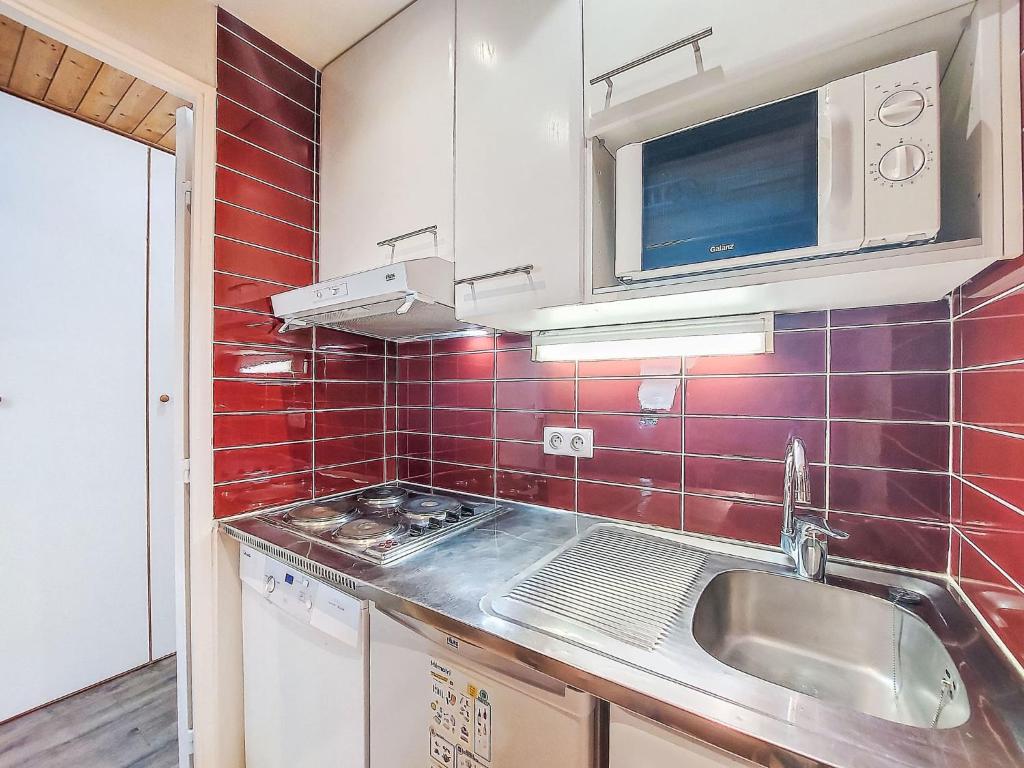 Kuchyň nebo kuchyňský kout v ubytování Studio Les Tommeuses - Val Claret-28 by Interhome