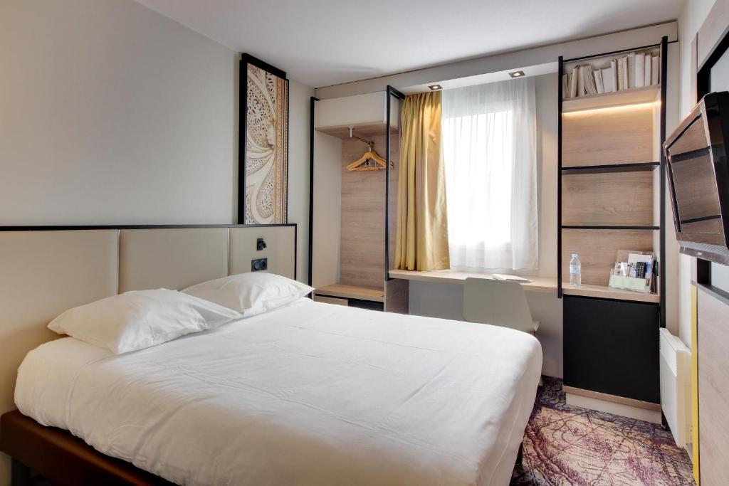 Postel nebo postele na pokoji v ubytování Brit Hotel Brest Le Relecq Kerhuon