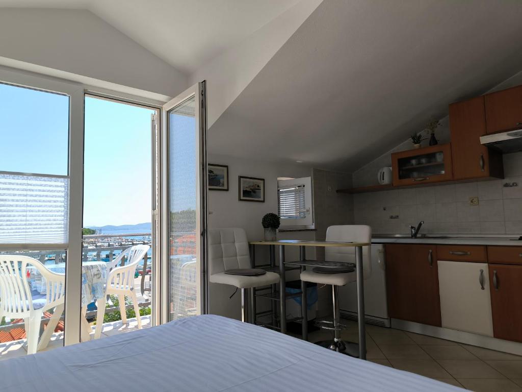 Кухня или мини-кухня в Apartments & Room Marina View

