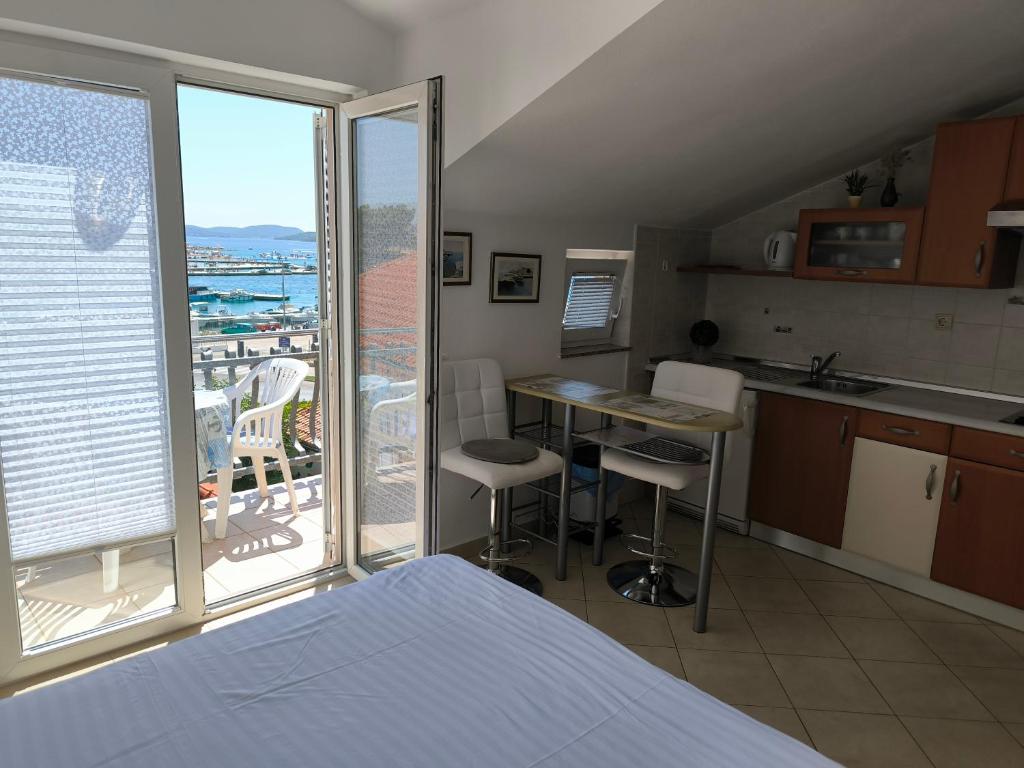 Кухня или мини-кухня в Apartments & Room Marina View
