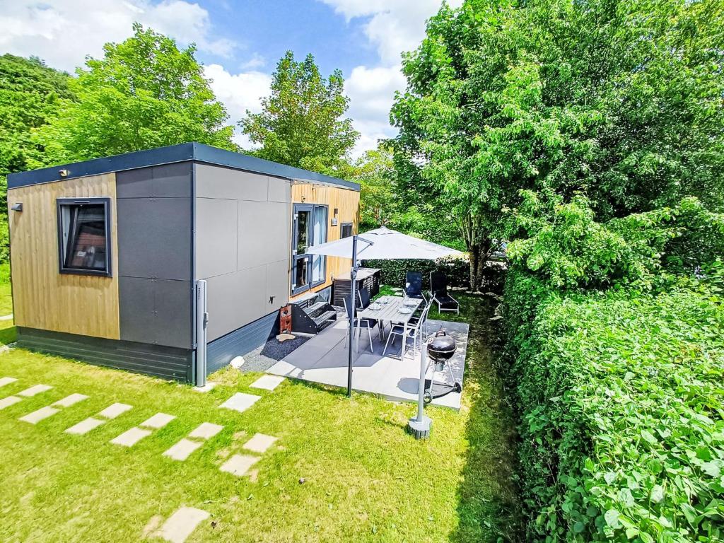 Κήπος έξω από το Holiday Home Tiny Haus am Waldsee by Interhome