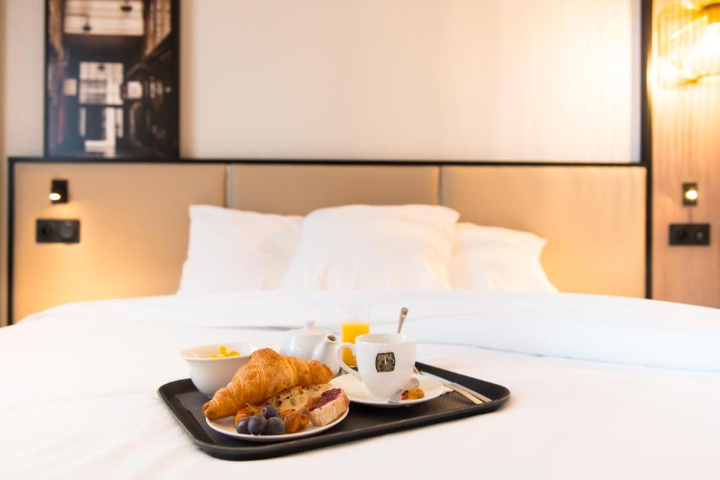 Postel nebo postele na pokoji v ubytování Brit Hotel Brest Le Relecq Kerhuon