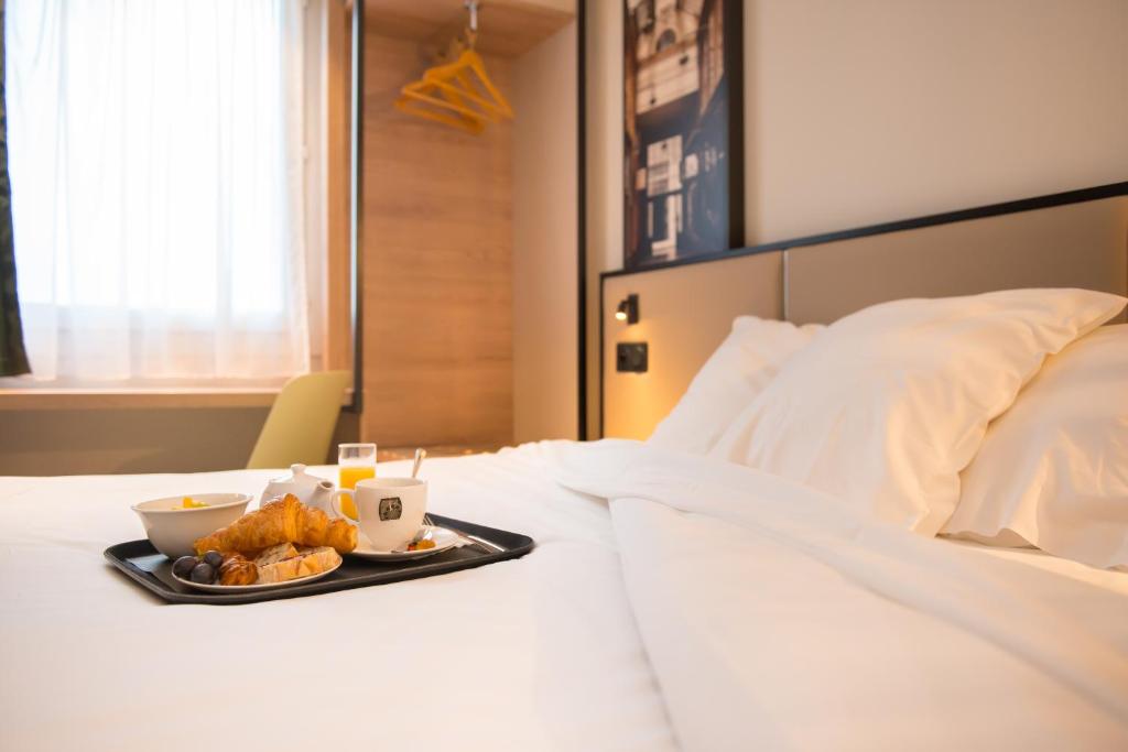Postel nebo postele na pokoji v ubytování Brit Hotel Brest Le Relecq Kerhuon